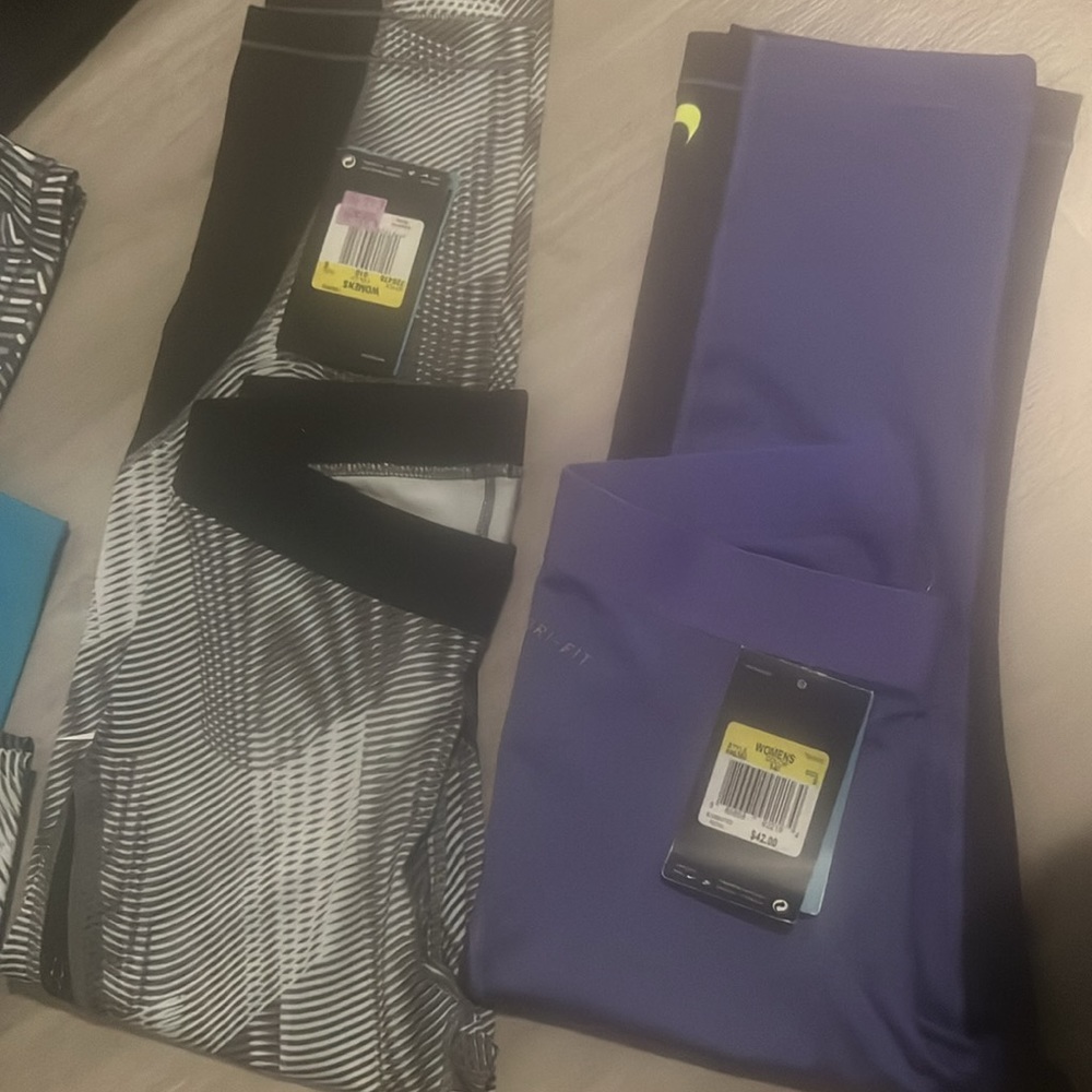 Women’s small Nike Pro - Picture 2 of 3
